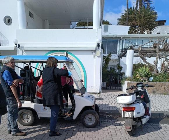 Stromboli, due soccorsi con il taxi. Ambulanza non operativa ed esplodono  le polemiche... VIDEO - Notiziario delle isole Eolie # Eolie News