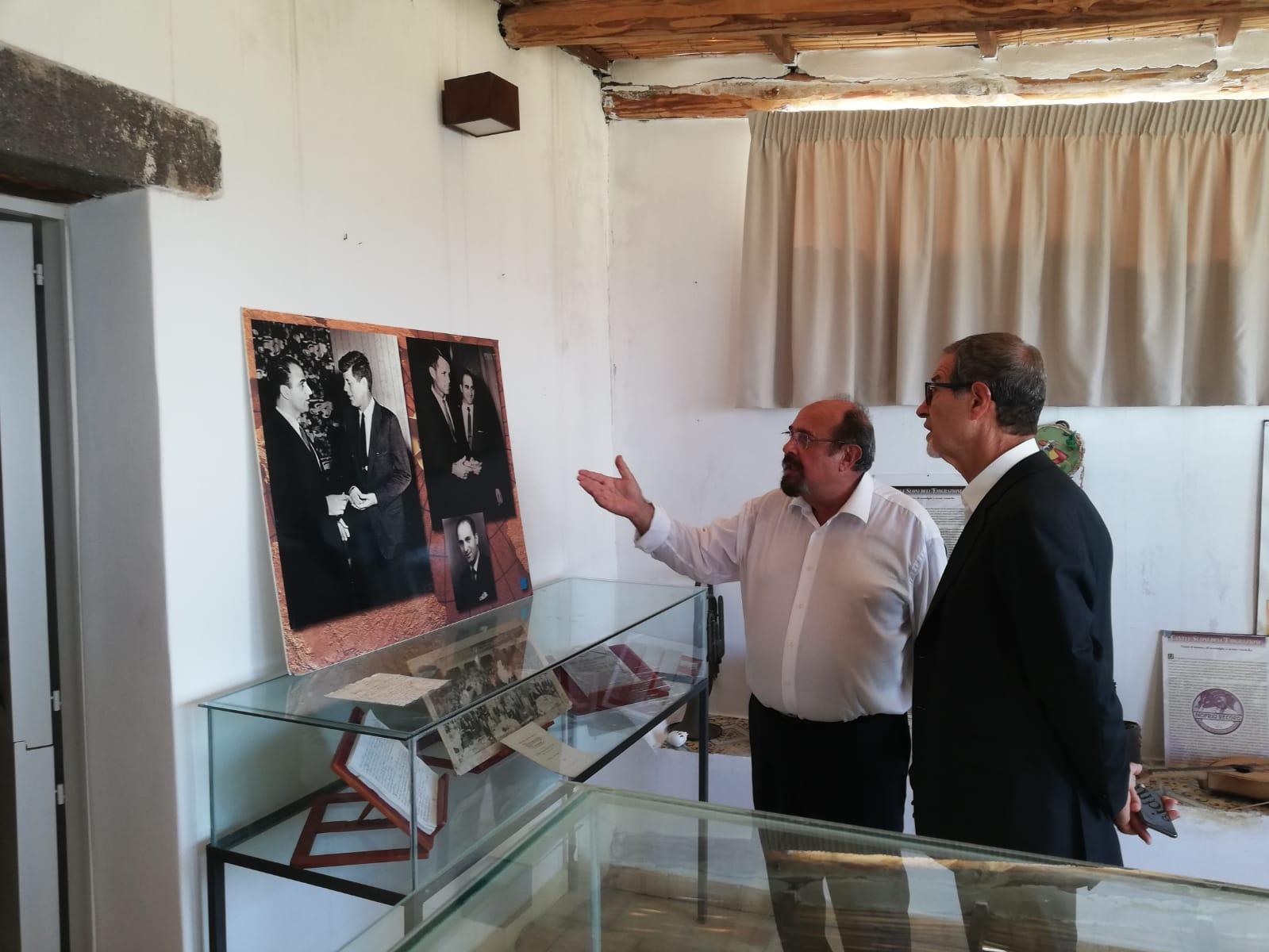 Al museo dell emigrazione di Salina, con la guida dello storico Marcello Saija.jpeg