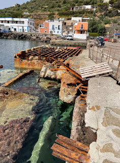 Porto Filicudi - ampliamento in abbandono.jpg