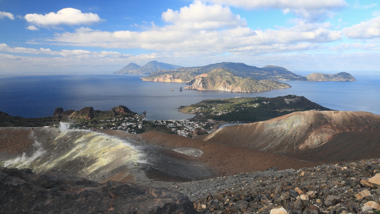 Una panoramica delle isole Eolie.jpg