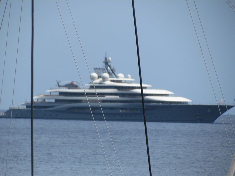 Vedi Napoli (solo) da lontano: porte chiuse allo yacht del patron