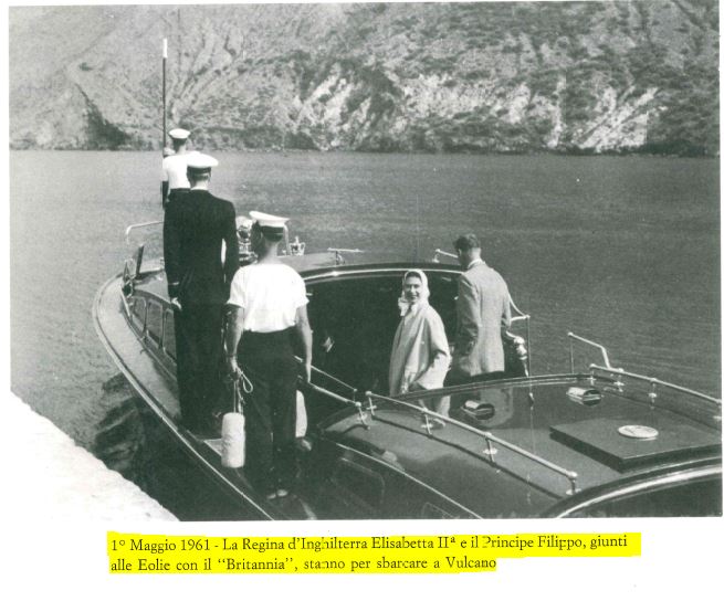 1 maggio 1961 le regina elisabetta a vulcano.JPG