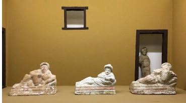 Banchettanti sdraiati _Museo di Lipari.JPG