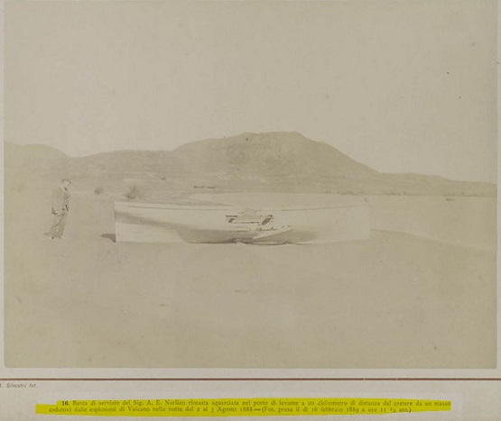 Barca di servizio del sig. AE Narlian rimasta squarciata nel porto di levante 16.02.1889.JPG