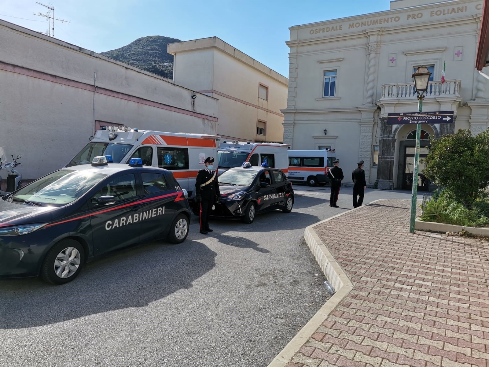 Carabinieri presso Ospedale Lipari.jpg