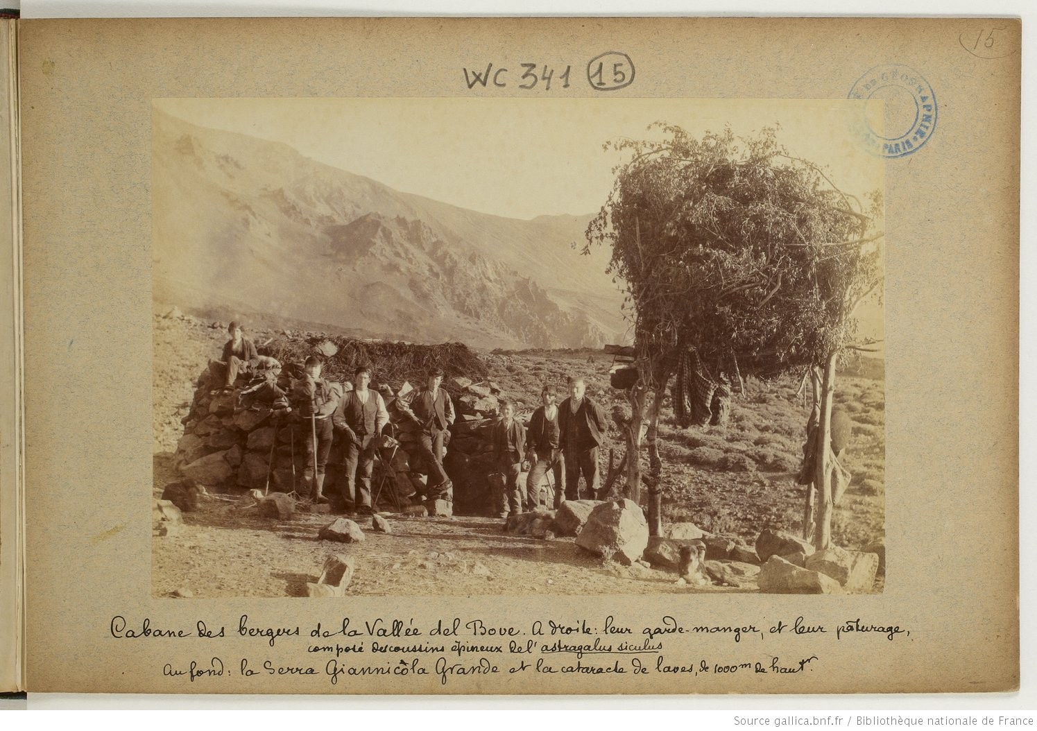 Foto sull'Etna (valle dei Bovi) dei pastori con capanna.JPEG