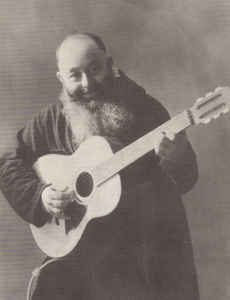 Padre Agostino con la sua chitarra.jpg